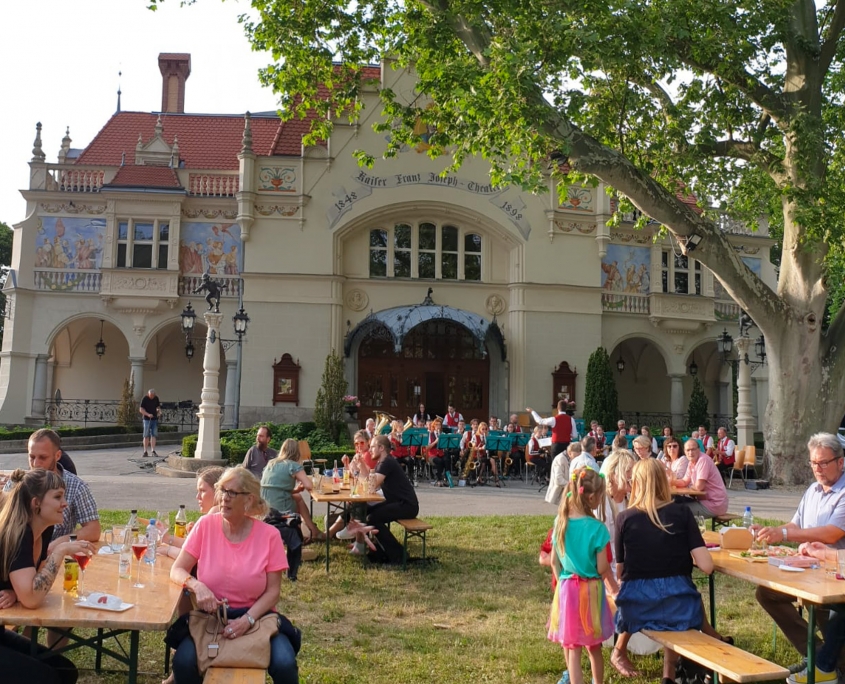 BesucherInnen im Berndorfer Theaterpark